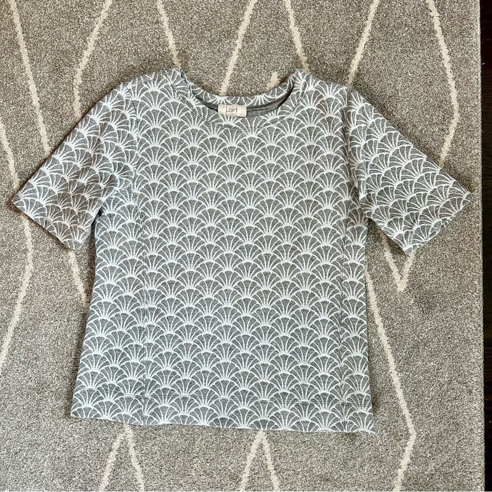LOFT Gray Elbow Sleeve Stretch Tailored Top w/ Shell Pattern